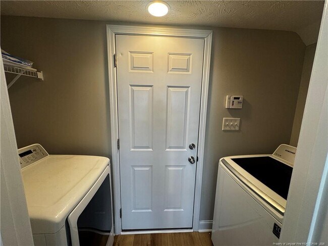 Building Photo - 2118 Queen Elizabeth Ln