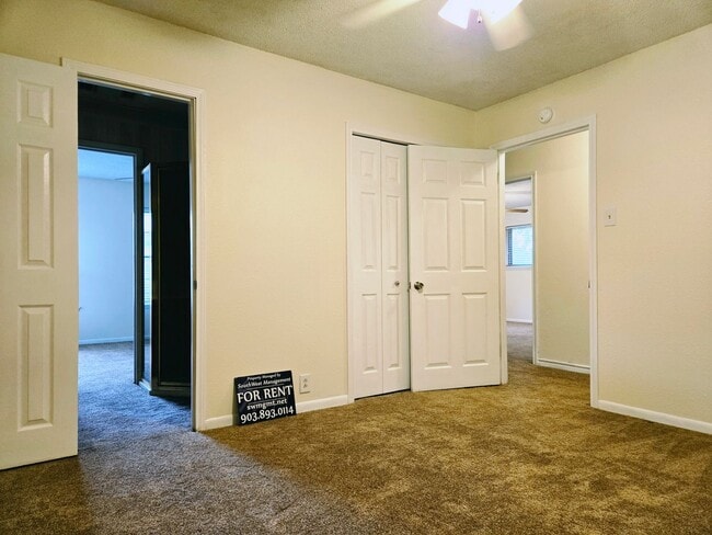 Building Photo - 3/2/2 with Classic Charm in Southeast Sherman