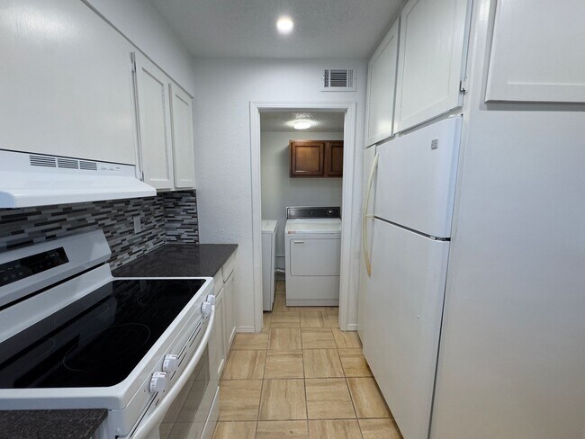Building Photo - $500 OFF MOVE IN SPECIAL | Cozy Townhome in Quail Creek 2/2.5/2 Car Garage