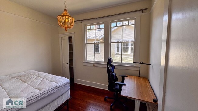 Building Photo - HUGE 9 bedroom house just a few blocks fro...