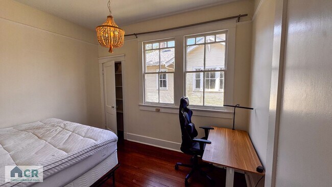 Building Photo - HUGE 9 bedroom house just a few blocks from campus! Text 727-459-4141 for more info.