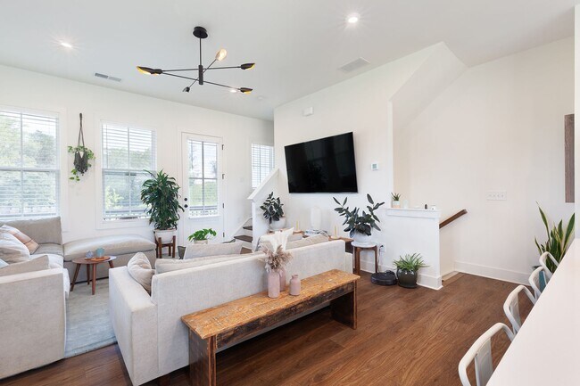 Building Photo - Stylish End-Unit Townhome Minutes From Gra...