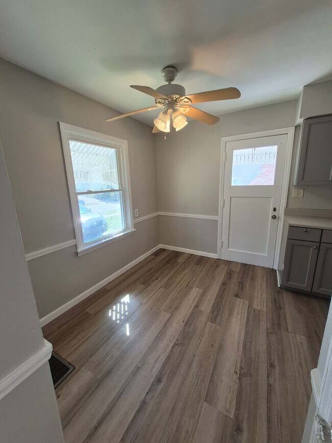 Building Photo - Fully remodeled!!