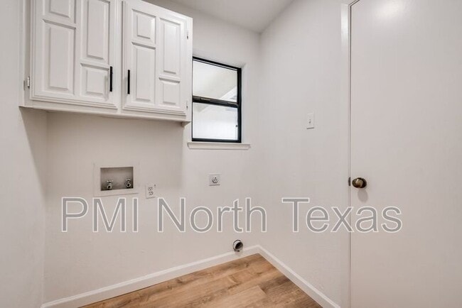 Building Photo - 8880 Woodstream Dr