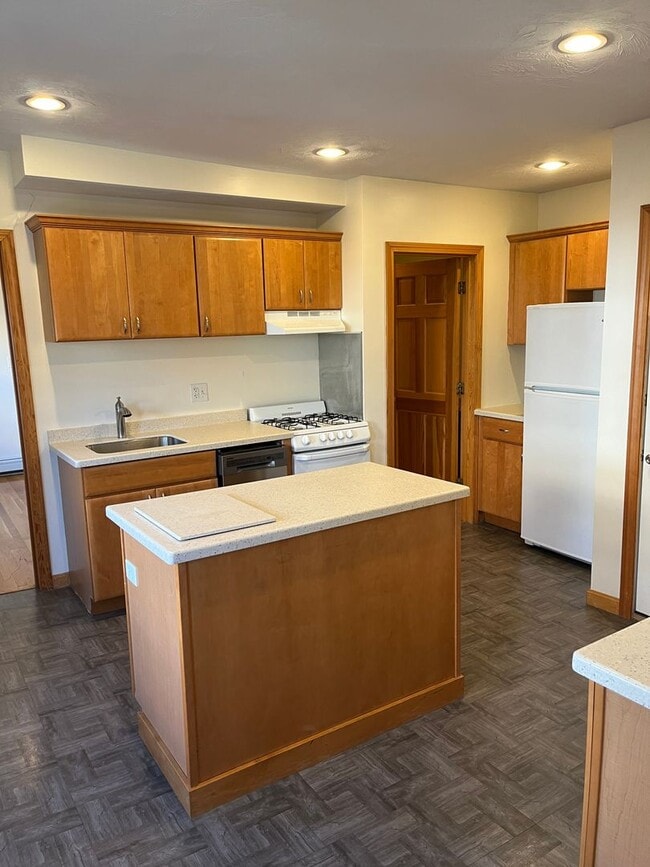 Building Photo - Sunny, Recently Refinished, One Bedroom Ap...