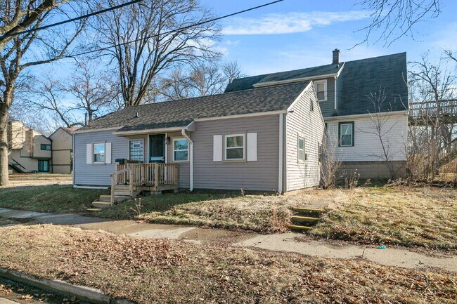 Building Photo - 3 Bedroom, 1 Bath with Garage