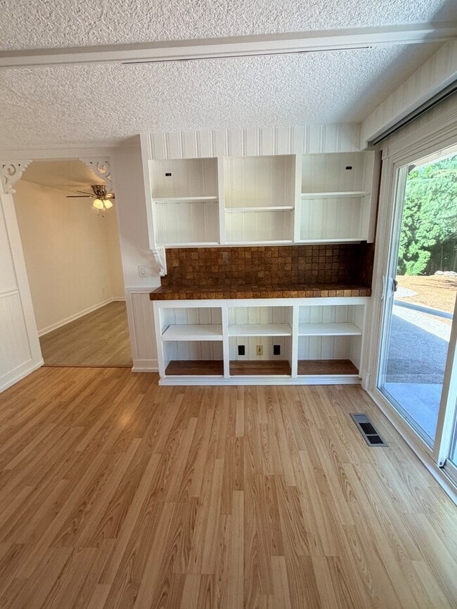Building Photo - Spacious West Linn Ranch with Multiple Living Spaces, Large Fenced Backyard & Landscaping Included!