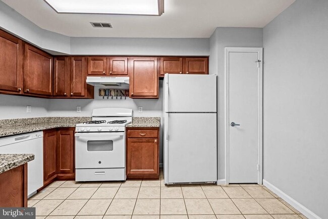 Building Photo - 706 Oswego Ct