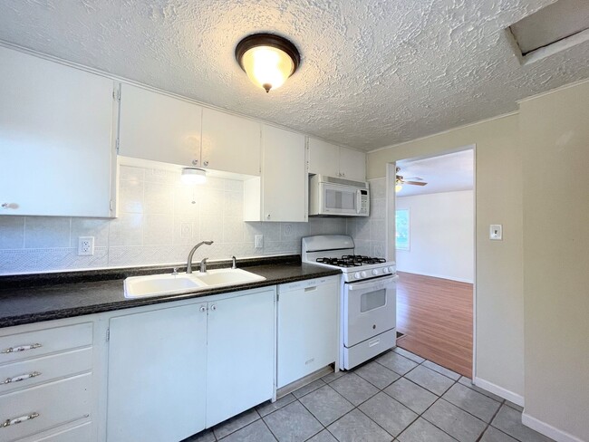 Building Photo - Clean 2 Bedroom 1 Bath House