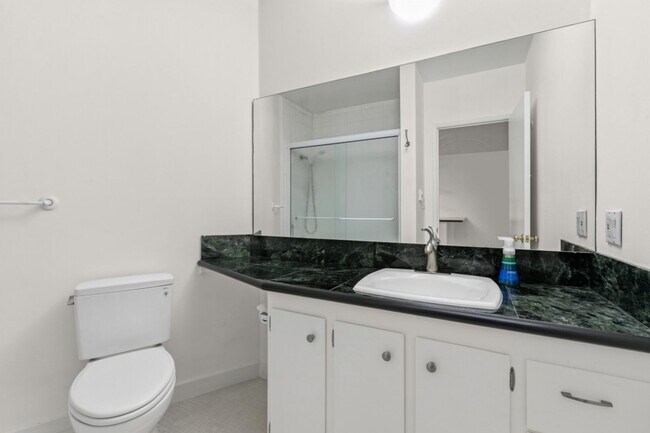 Building Photo - 1Bd/1Ba Edmonds Condo