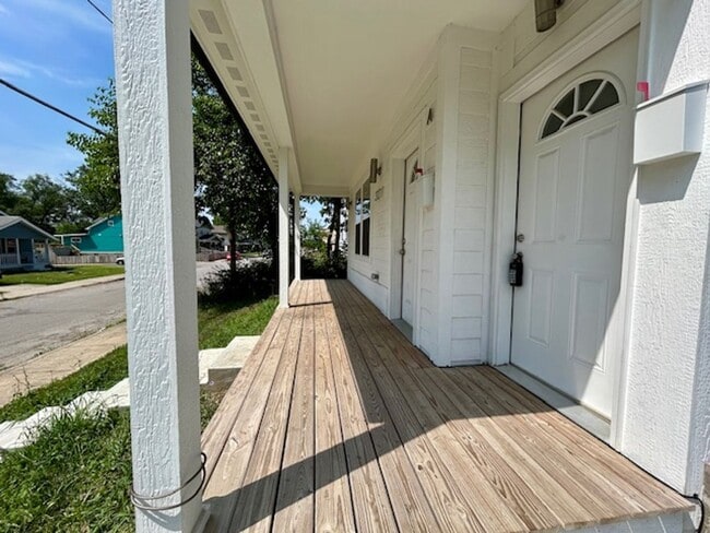 Building Photo - Charming 3-Bedroom 2 Bathroom Duplex in th...