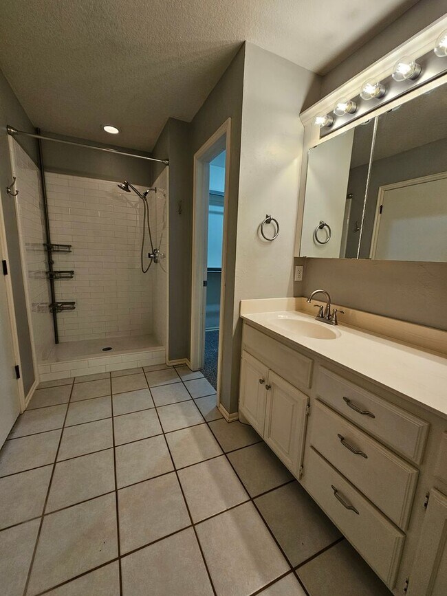 Building Photo - (3) Bed/(2) Bath Avail NOW! Storm Shelter!