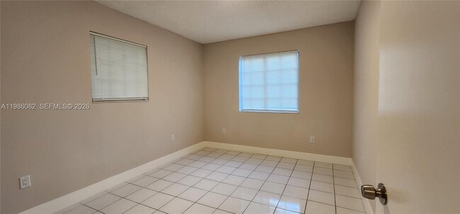 Building Photo - 800 SW 10th Ave