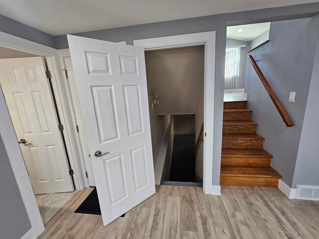 Building Photo - 1535 E Jane Ave