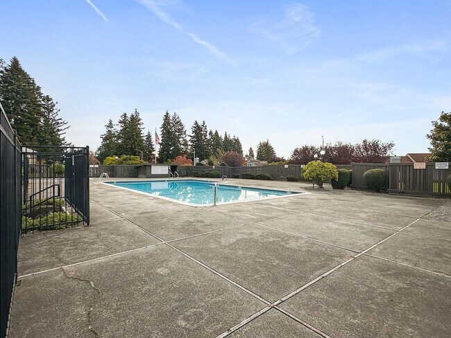 Building Photo - North Tacoma Condo Living | 2 Bed, 1.5 Bath End-Unit | Great Amenities!