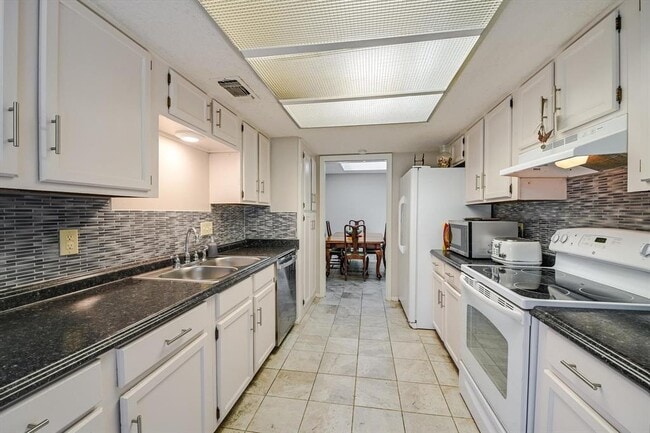 Building Photo - 15 Casa Verde St