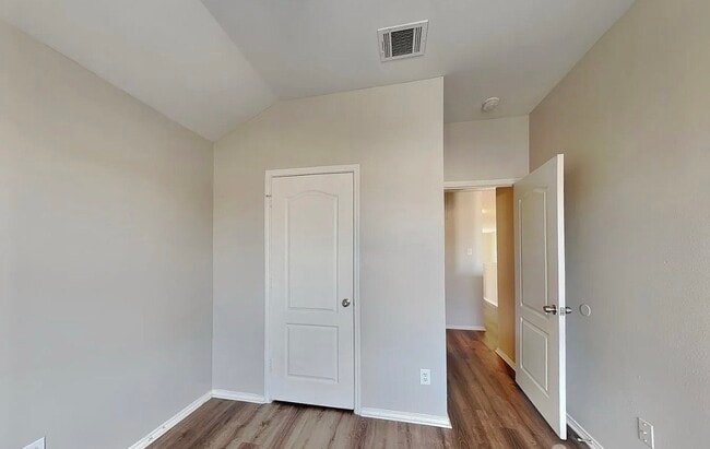 Building Photo - Elegant Simplicity in This Beautiful 4-Bedroom Residence