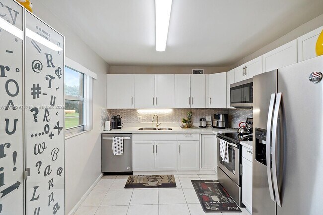 Building Photo - 13550 SW 6th Ct