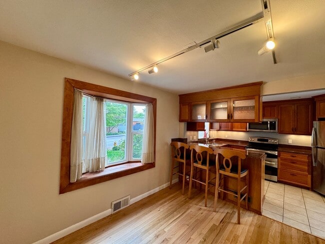 Building Photo - One Block to Lake Washington, Available Aug 1st