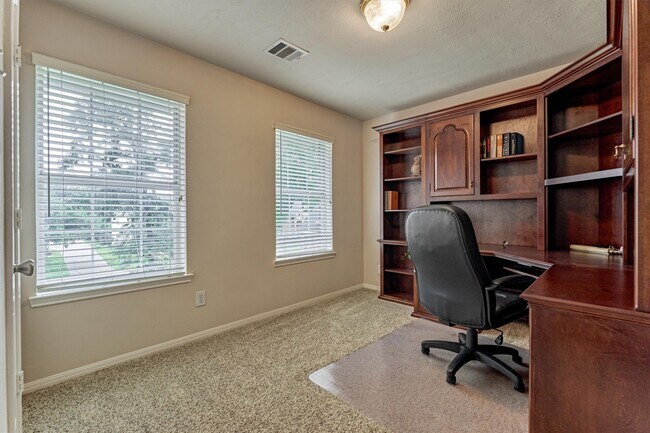 Building Photo - 6615 Haughton Dr