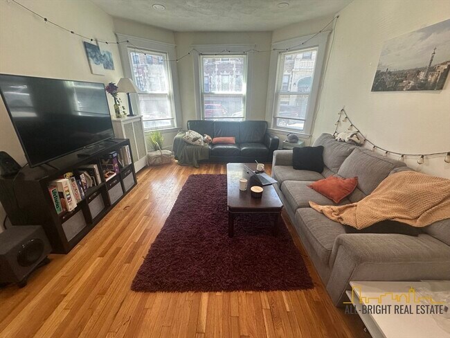 Primary Photo - 194 Kelton St