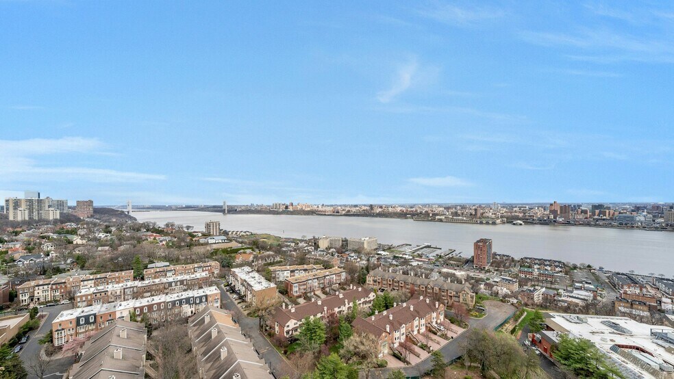 Building Photo - 300 Winston Dr