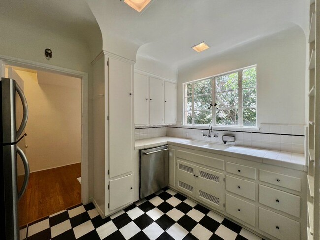 Building Photo - 8474 Fountain Ave