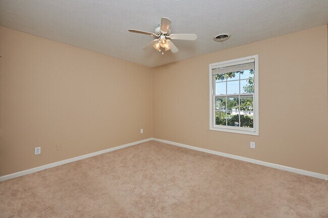 Building Photo - Reduced Rent and Special: 2BR, 1BA condo Special: $400 off the first month for a lease that start...