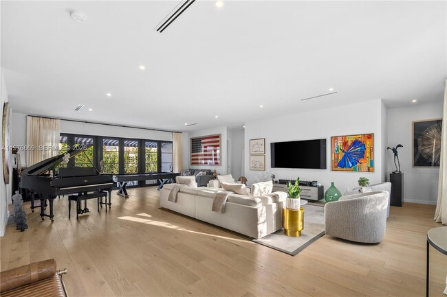 Building Photo - 2015 Country Club Prado