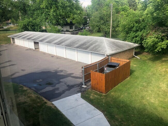 Building Photo - 2730 Rosalyn Ct