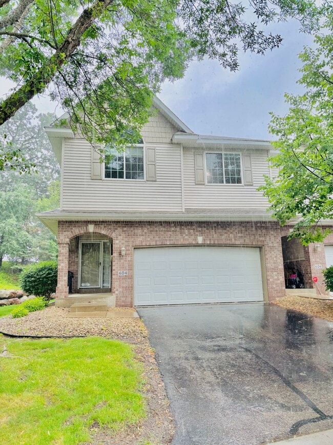 Building Photo - Gorgeous 3 Bedroom 4 Bath End Unit in Eagan