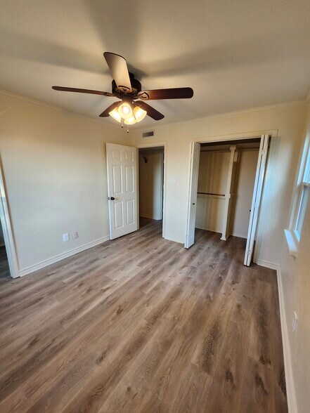 Bedroom 3 w/ attached bathroom - 1602 Ravenwood Dr