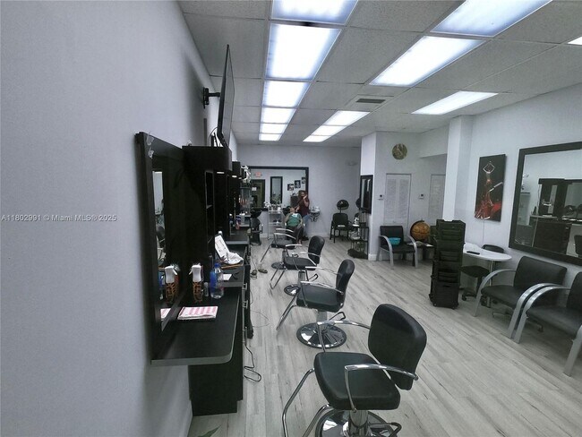 Building Photo - 1301 NE Miami Gardens Dr