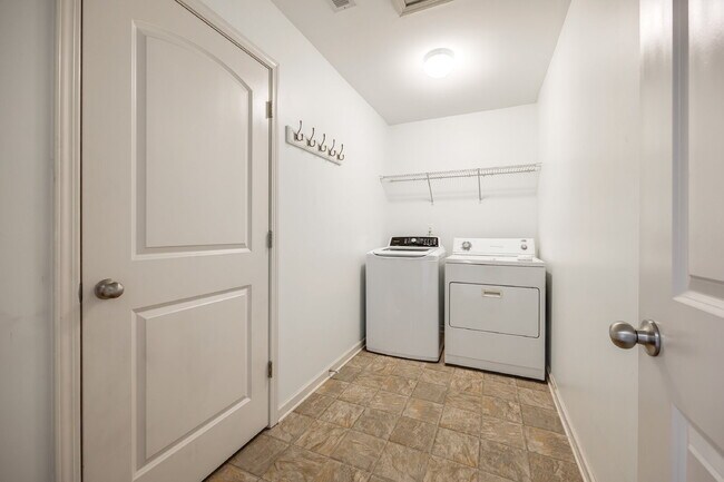 Building Photo - 826 Summerlake Dr