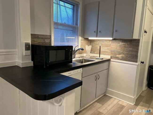 Building Photo - 303 Newtown Ave