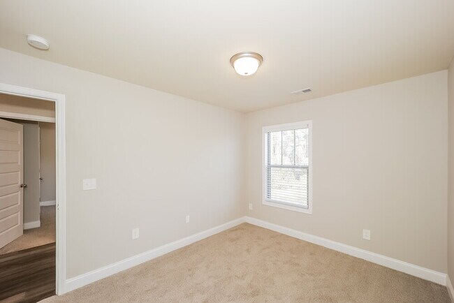 Building Photo - 425 Flowery Branch Ct