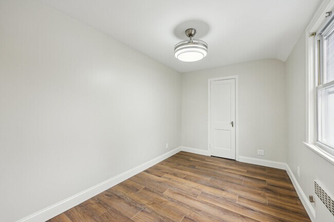 Building Photo - 756 Cedar Ln