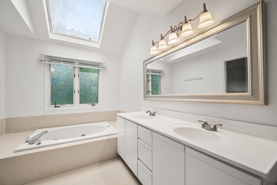 Building Photo - 267 Fox Run