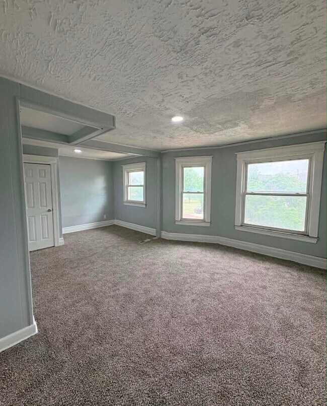 Building Photo - 668 Pingree St