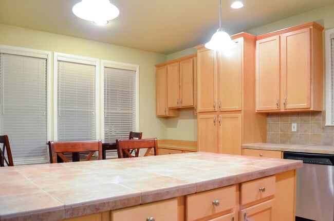 Building Photo - Modern 2-story in Sweetbrier. Private lot ...