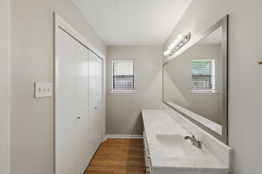 Building Photo - 3821 Brighton Dr