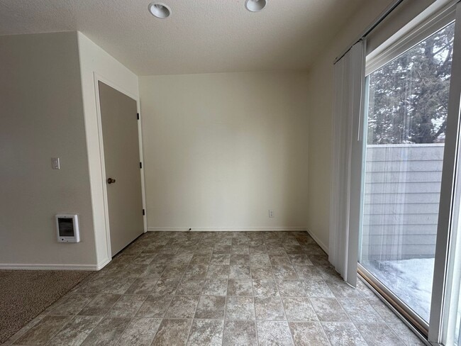 Building Photo - Cozy 2 Bed, 1.5 Bath Town Home!