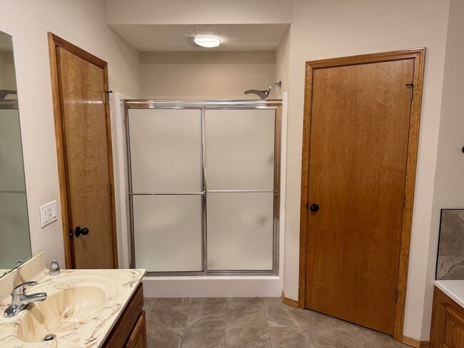 Building Photo - BEAUTIFUL 3 bedroom | 2 bathroom | 3 Car G...