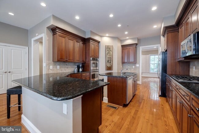 Building Photo - 712 Bracey Ln