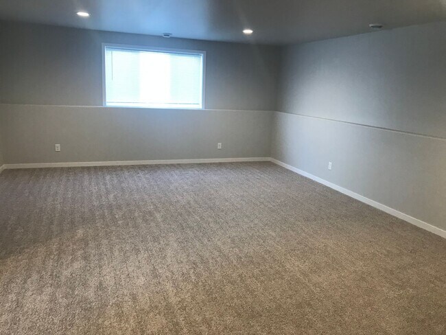 Building Photo - 807 Cathy Dr W