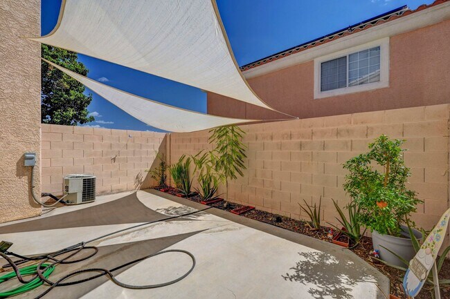 Building Photo - 2 Bedroom Condo w/ Patio & 1 Car Attached ...