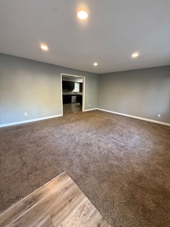 Building Photo - 4 bedroom/2 bath house