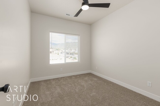 Building Photo - New Canyon Crest 3 Bedroom, 2.5 Bathroom T...