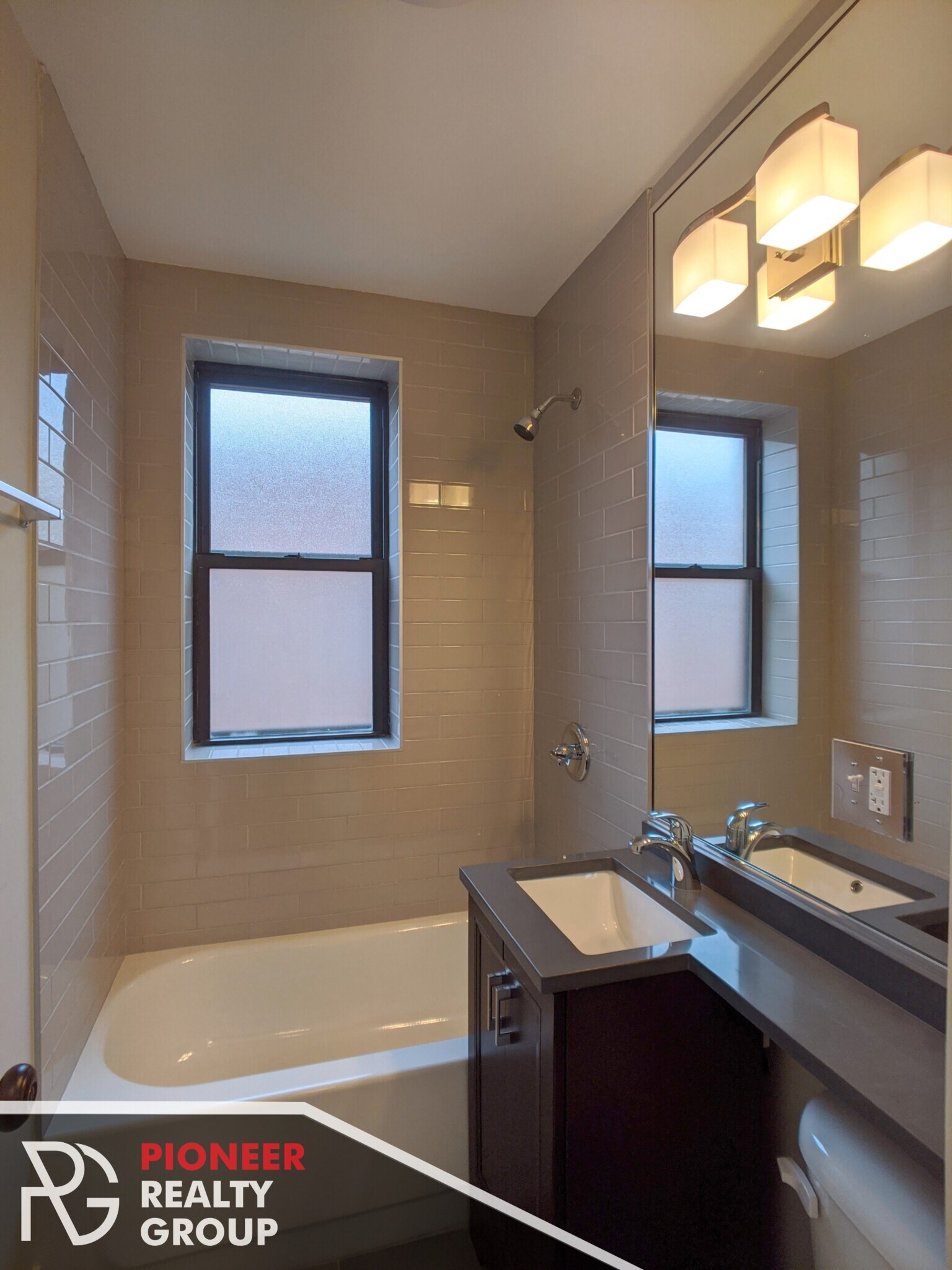 Building Photo - 437 W Belden Ave