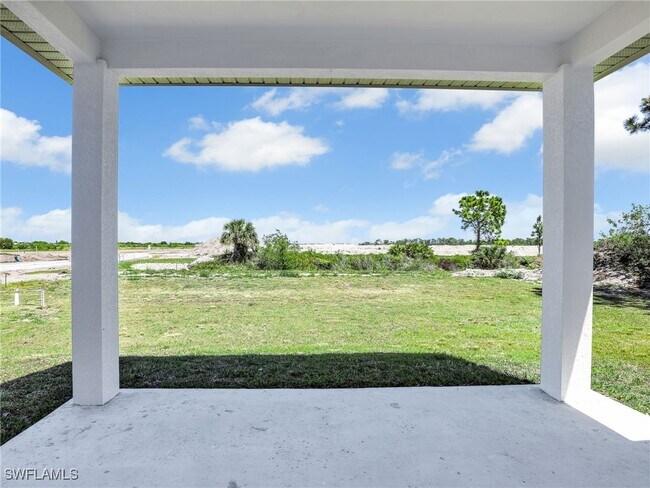 Building Photo - 633 Cane St E